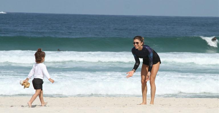 Grazi Massafera corre na praia e se diverte com a filha, Sofia