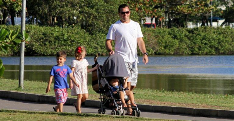 Rodrigo Bocardi passeia com os três filhos no Rio de Janeiro