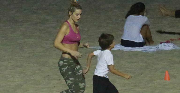 Carolina Dieckmann malha com o filho no Rio de Janeiro