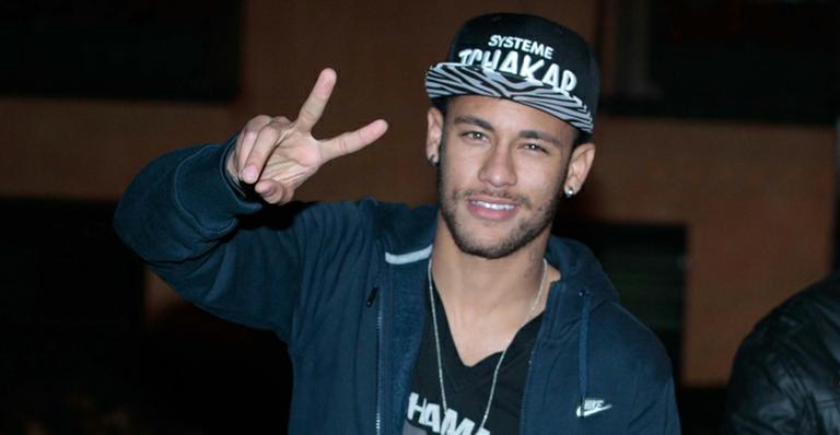 Neymar relaxa enquanto faz nova tatuagem em Santos