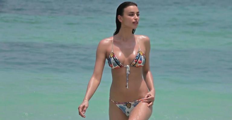 Irina Shayk, namorada de Cristiano Ronaldo, exibe corpo escultural em praia