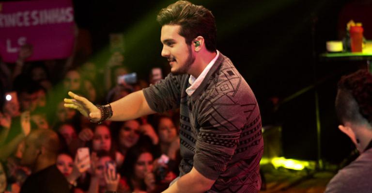 Luan Santana faz a alegria dos fãs com pocket show em SP