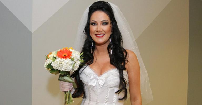 Helen Ganzarolli vira a noiva caipira da festa de Karina Bacchi