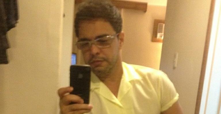 Zezé di Camargo faz selfie em frente ao espelho e diz: “Me achando”