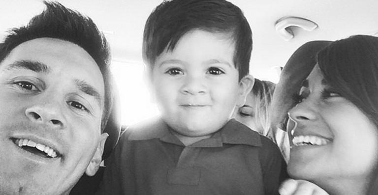 Lionel Messi mostra foto com o filho e a mulher