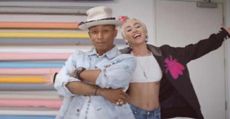 Miley Cyrus faz participação especial em novo clipe de Pharrel Williams; Assista!