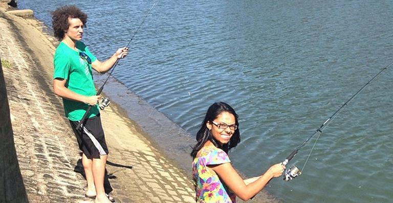 De férias, David Luiz aparece pescando com a irmã em foto