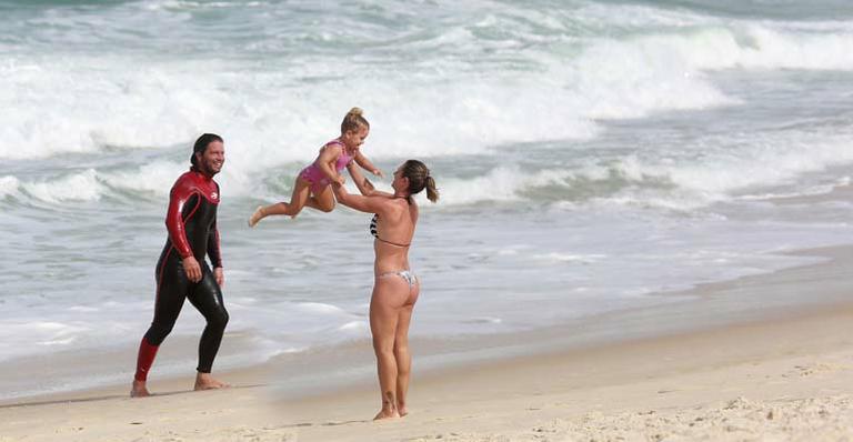 De volta à Malhação após 13 anos, Mario Frias curte praia com a família