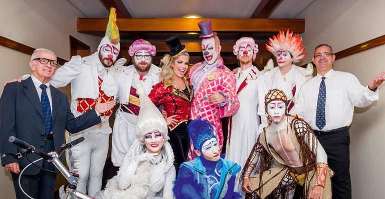 Karina Bacchi entra no universo do circo em evento corporativo em Campinas