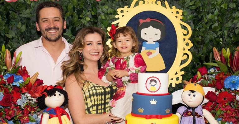 Bianca Castanho comemora dois anos da filha, Cecília, em festa da Branca de Neve