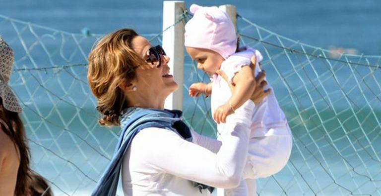 Guilhermina Guinle curte dia na praia com a filha, Minna