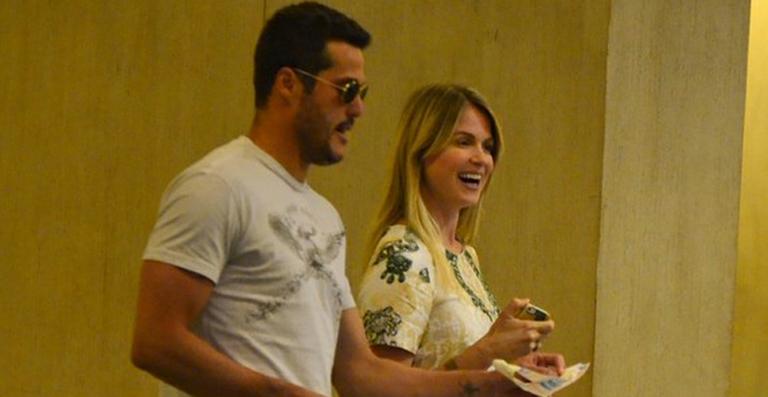 Susana Werner e Julio César curtem passeio de casal em shopping