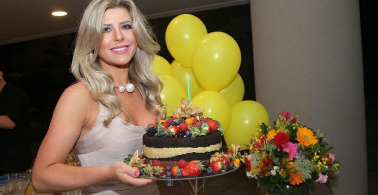 Íris Stefanelli comemora seu aniversário com suas amigas