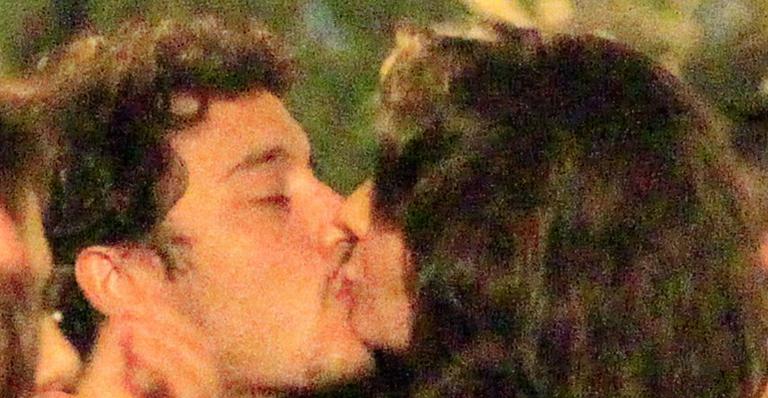 Helena Ranaldi troca beijos quentes com o namorado 20 anos mais novo