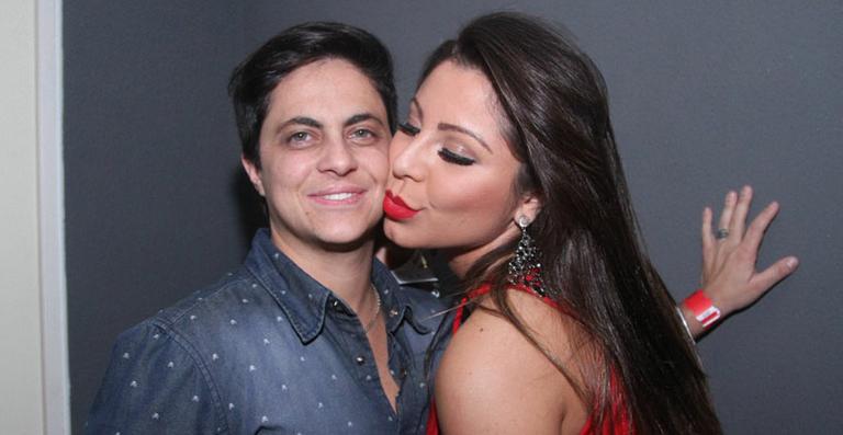 Thammy Miranda comemora aniversário de namoro com foto de beijo