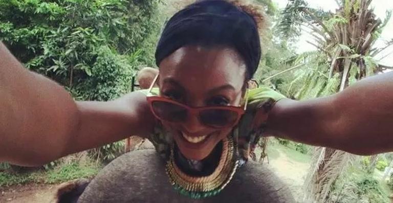 Na Tailândia, Sheron Menezzes faz selfie em cima de elefante