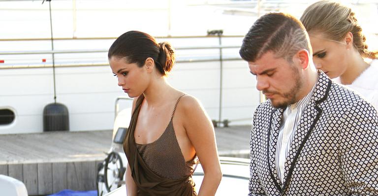 Selena Gomez quase mostra demais em festa na França