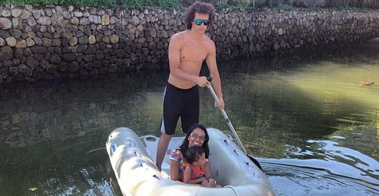 Sem camisa, David Luiz passeia de bote com a irmã e o sobrinho