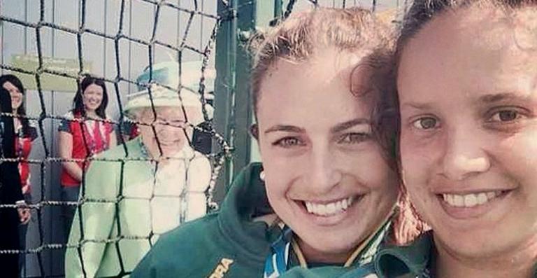 Rainha Elizabeth II faz photobomb em foto de atletas