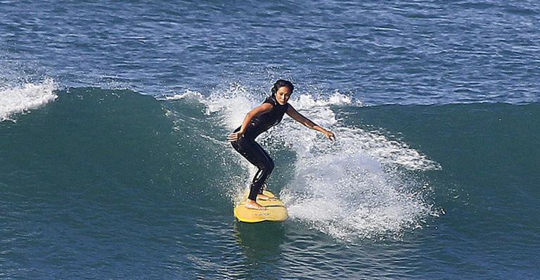 Daniele Suzuki mostra habilidade no surfe