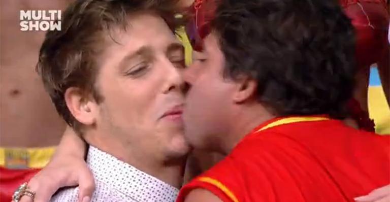 Fábio Porchat beija anão na boca em programa de TV