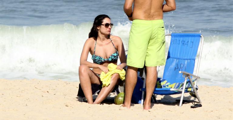 De biquíni estampado, Patrícia Poeta curte praia no Rio de Janeiro