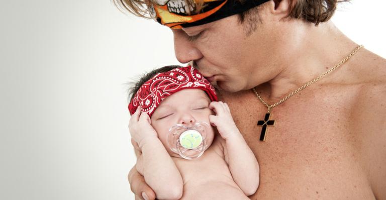 Theo Becker faz ensaio fotográfico com a filha recém-nascida