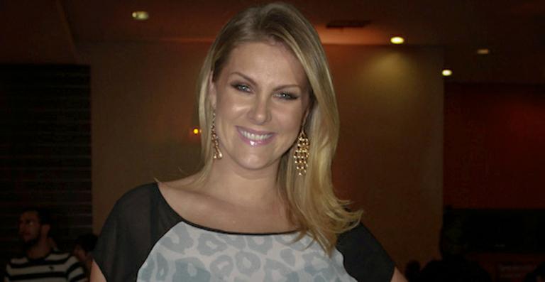 Ana Hickmann coloca mega hair e mostra fotos nas redes sociais