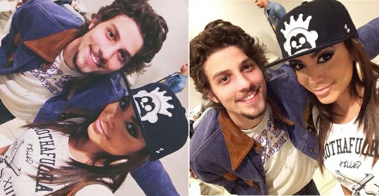 Chay Suede mostra foto com Anitta nos bastidores do programa ‘Altas Horas’