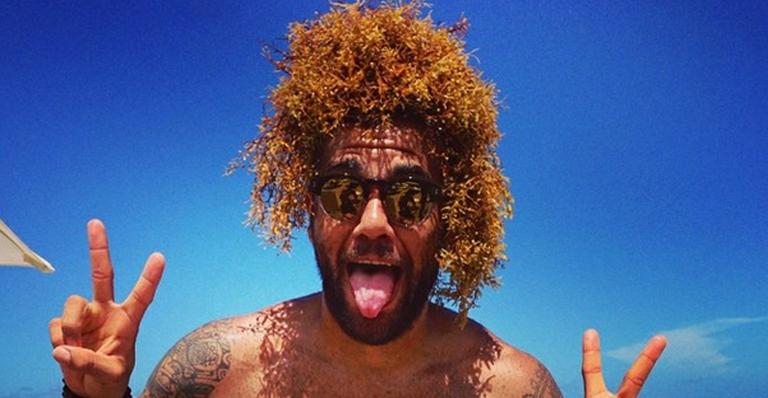 De sunga, Daniel Alves imita cabelo black power de jogadores da Seleção