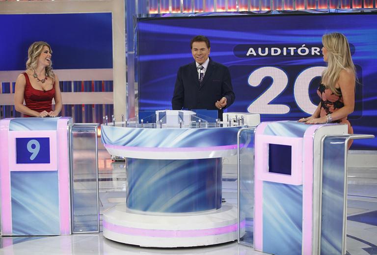 Silvio Santos para Iris Stefanelli: “Você é loira da cabeça aos pés?”