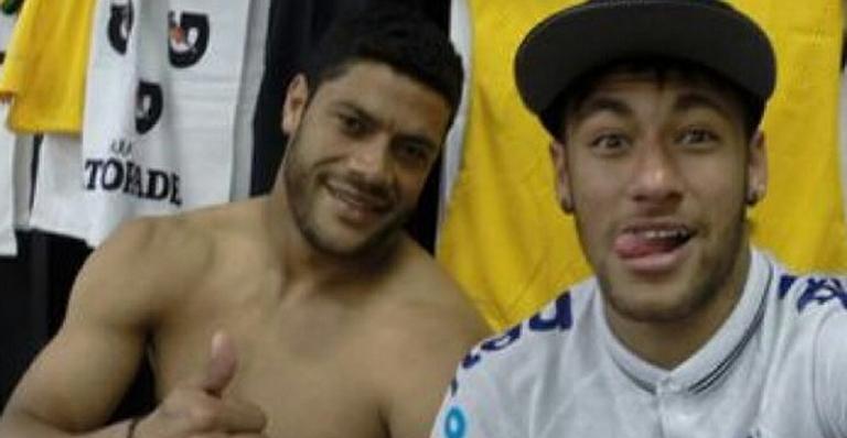 Neymar e David Luiz parabenizam Hulk pelo 28º aniversário