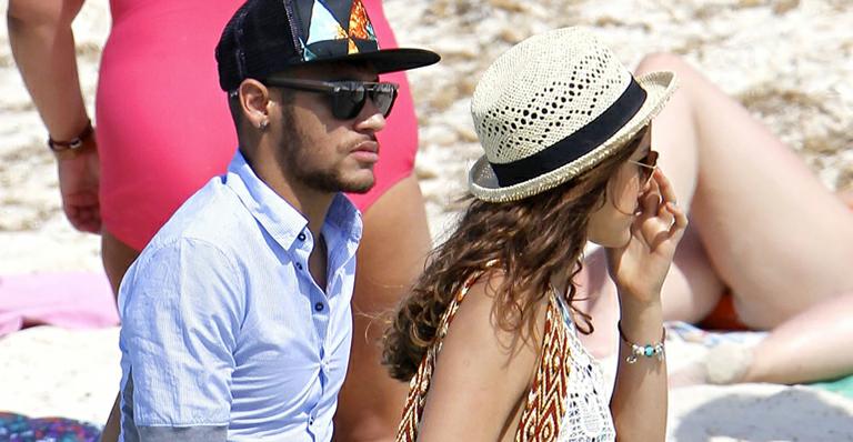 Neymar e Bruna Marquezine curtem praia na Espanha