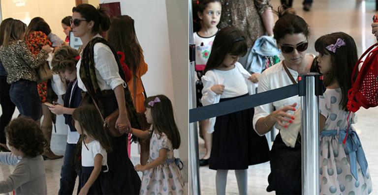 Giovanna Antonelli leva os filhos ao teatro no Rio