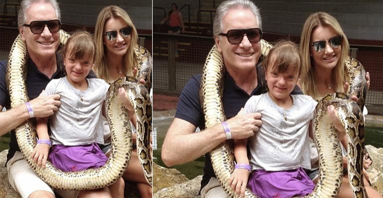 De férias, Rafaella Justus se diverte ao segurar uma cobra
