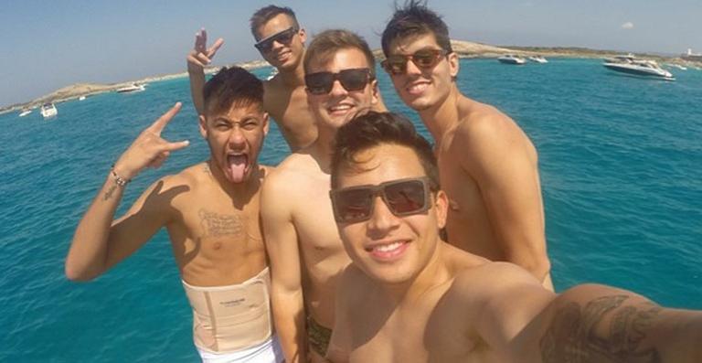 Neymar aparece de cinta em passeio de barco em Ibiza