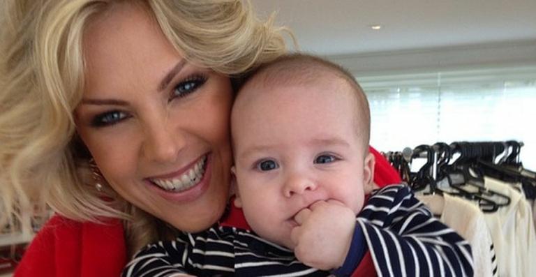 Com novo visual, Ana Hickmann mostra fotos no trabalho com o filho
