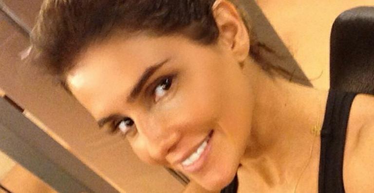 Sem dormir, Deborah Secco faz selfie na academia