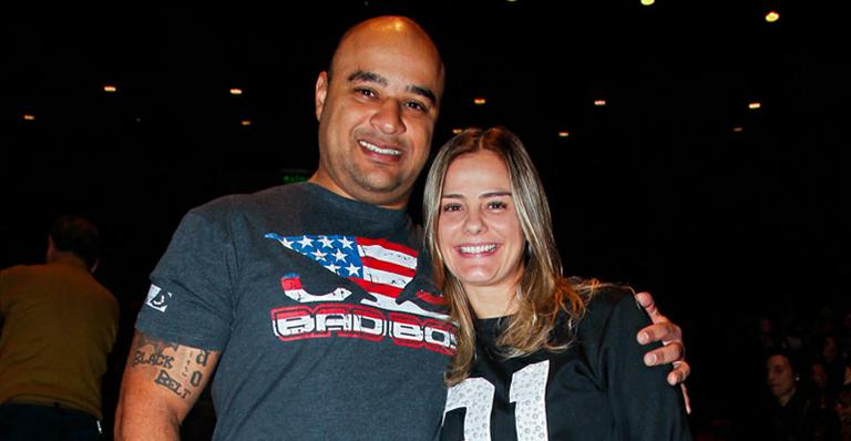 Milene Domingues vai ao teatro com o namorado