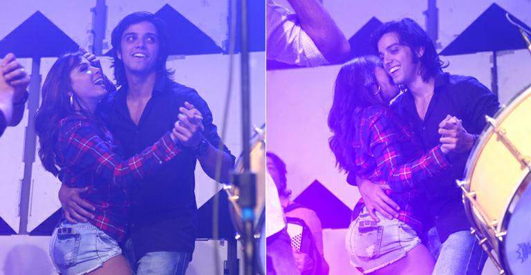 Coladinhos: Anitta dança forró com Rodrigo Simas em festa