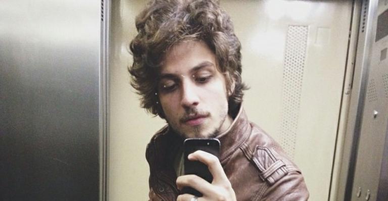 Solteiro, Chay Suede revela: “Me apaixonaria por qualquer pessoa”