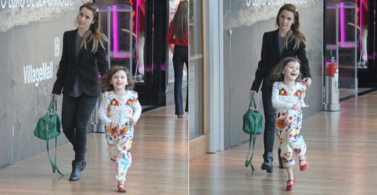 Débora Falabella se diverte com a filha em shopping