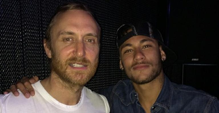 Sem Bruna Marquezine, Neymar curte festa com DJ David Guetta