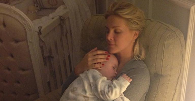 Sem maquiagem, Ana Hickmann dá colo e faz o filho dormir: “Amor puro”