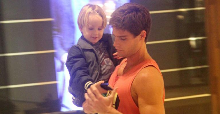 Jonatas Faro se diverte com o filho, Guy, durante passeio em shopping