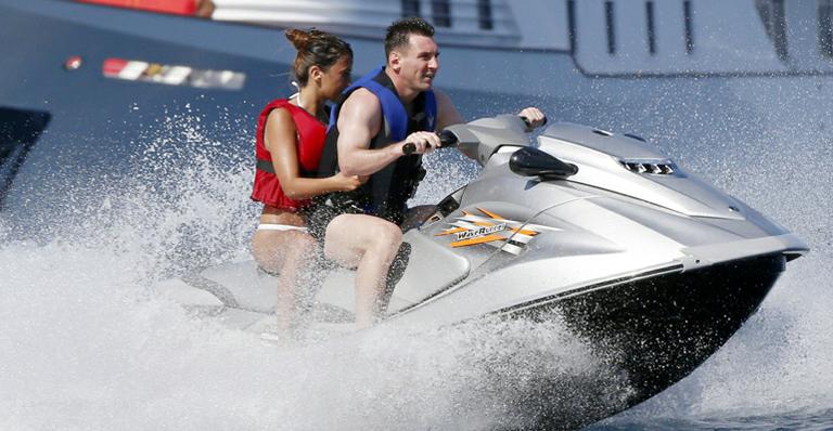 Mulher de Messi usa biquíni fio dental para passeio de jet ski com o jogador