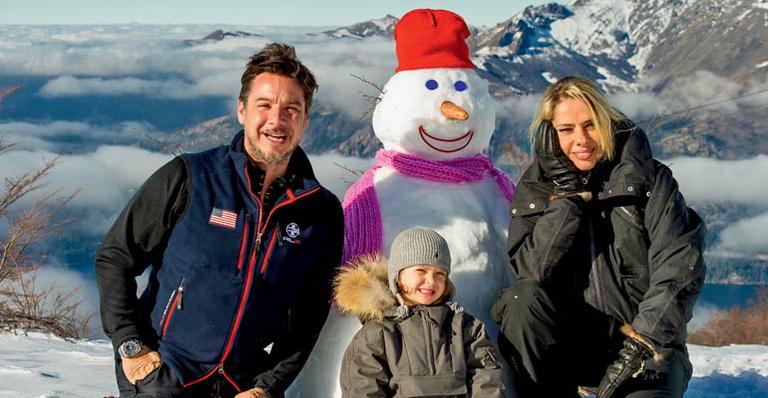 Adriane Galisteu curte neve com a família e revela que quer outro filho