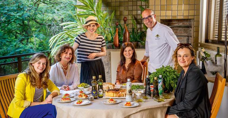 Bárbara Paz prepara menu vegano para grupo de amigos no Rio de Janeiro