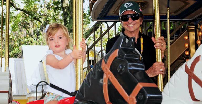Emerson Fittipaldi visita o parque Legoland, na Flórida, com a mulher e filhos