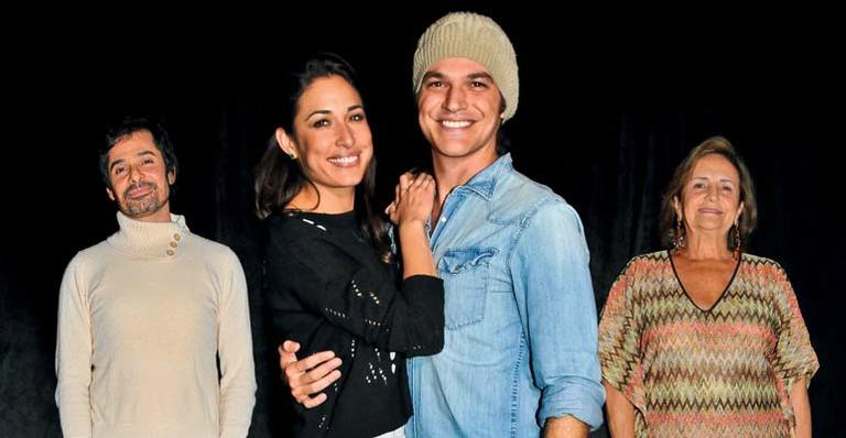 Interpretando Cazuza no teatro, Emílio Dantas é aplaudido pela amada Gisele Itié